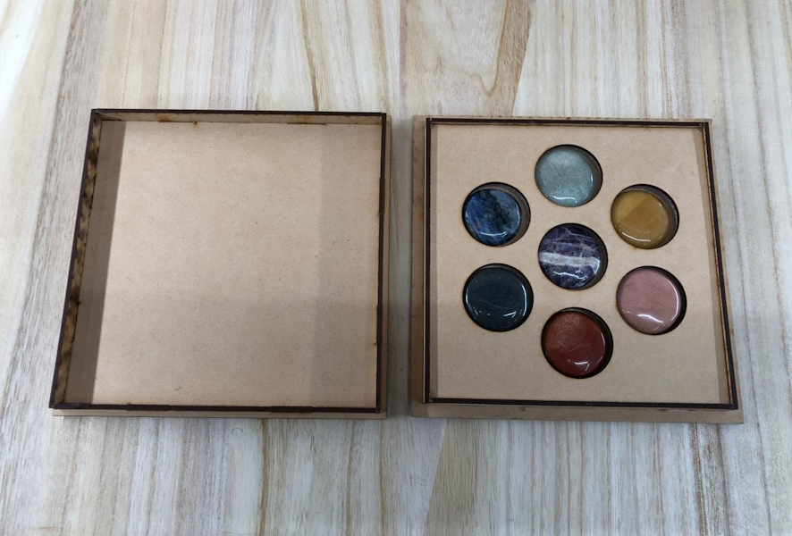 Pack rodados planos chakras con caja madera